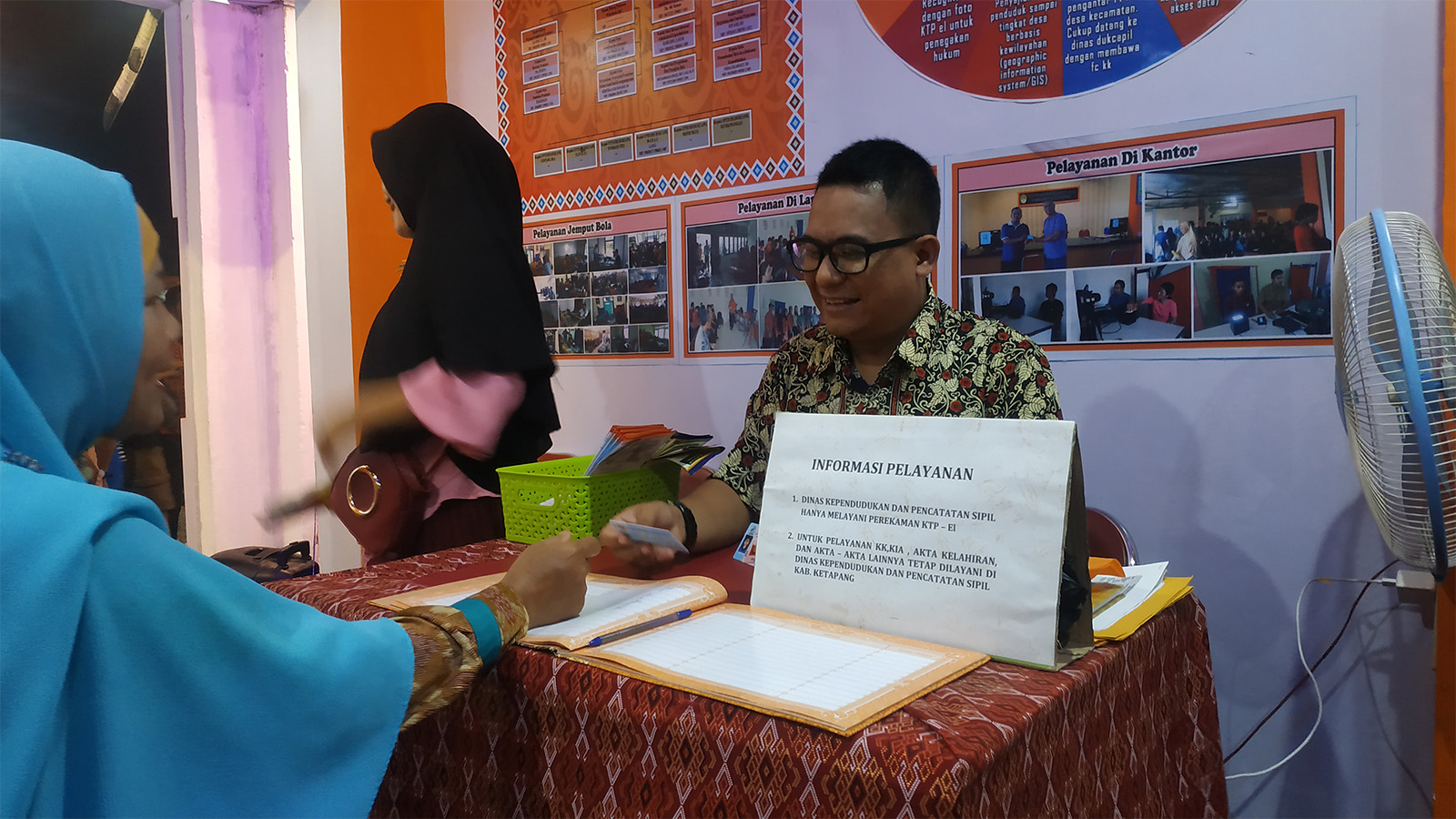 kasi-siak-disdukcapil-ketapang-hairudin-saat-melayani-pengunjung-di-stan.jpg