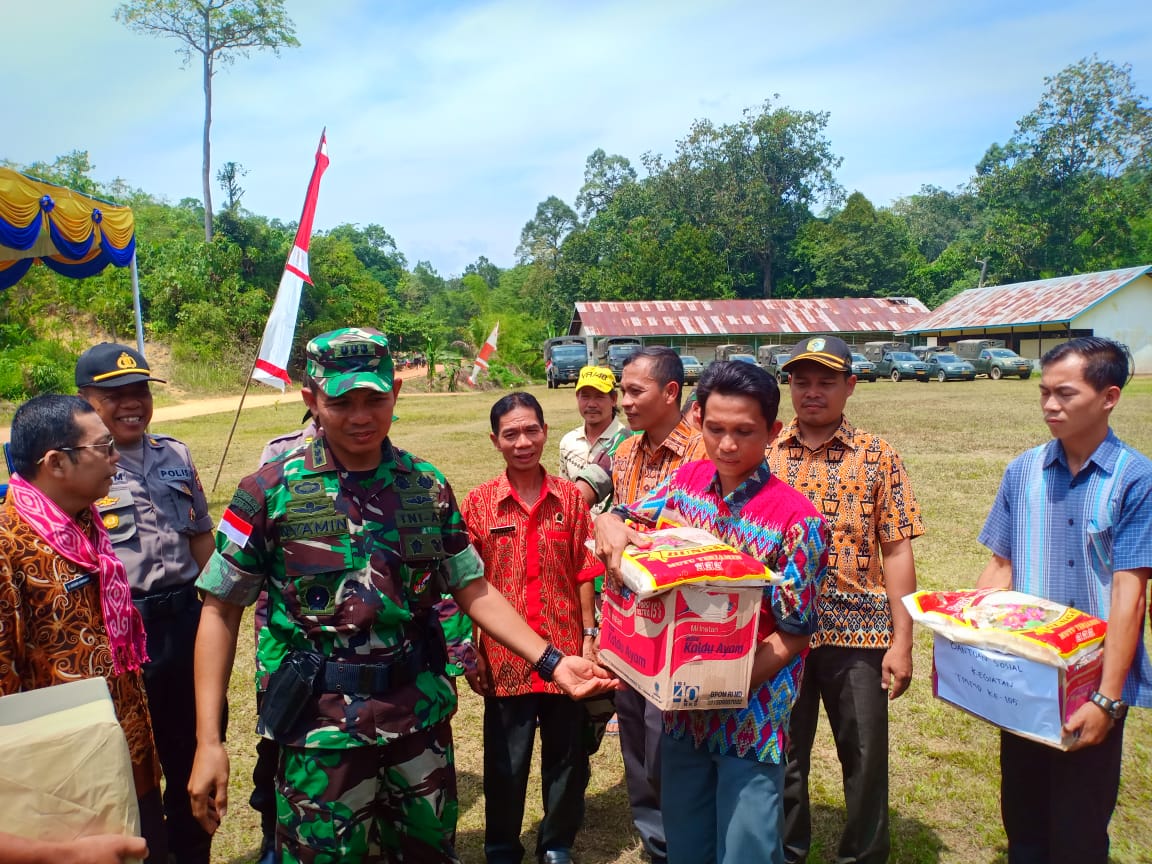 Pemberian Sembako Warnai Penutupan TMMD ke-105 Kodim Sintang