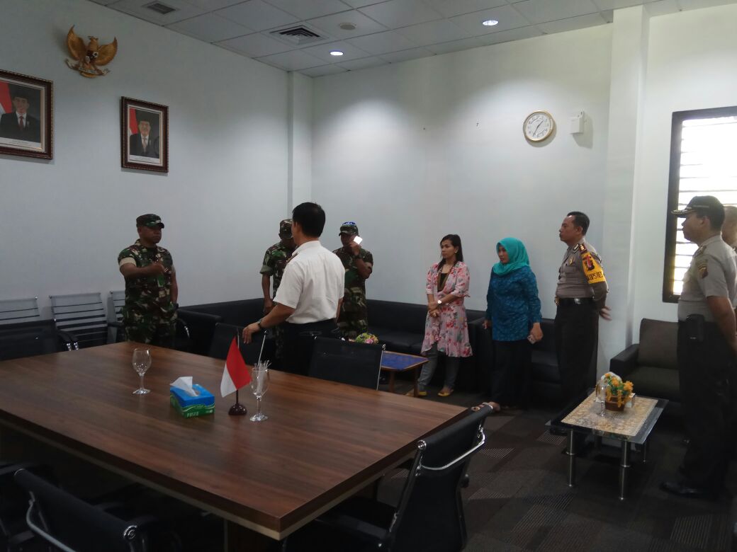 Ini Sejumlah Persiapan di PLBN Aruk Jelang Kedatangan Panglima TNI dan Kapolri - kasrem-121abw-kol-inf-arnold-ritiauw_20180426_210137.jpg