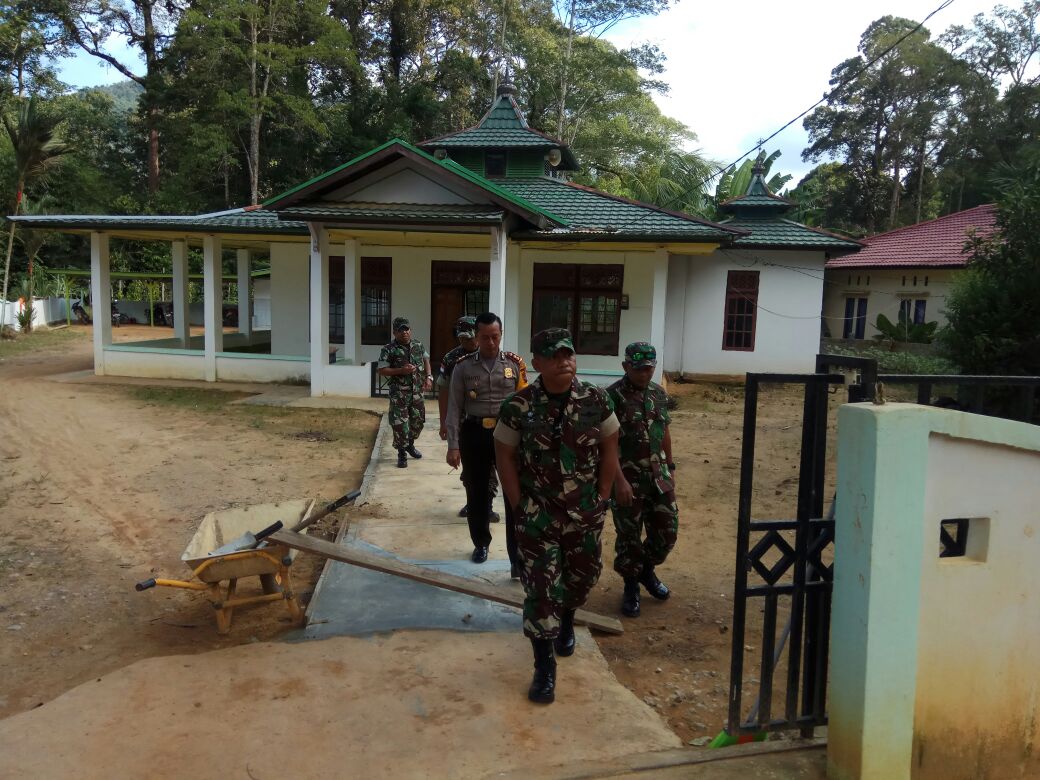 Ini Sejumlah Persiapan di PLBN Aruk Jelang Kedatangan Panglima TNI dan Kapolri - kasrem-121abw-kol-inf-arnold-ritiauw_20180426_210252.jpg