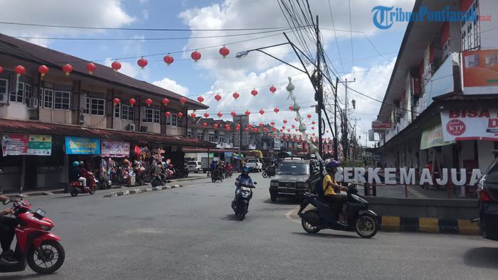 Ribuan Lampion Mulai Hiasi Pasar Sambas Jelang Imlek 2024