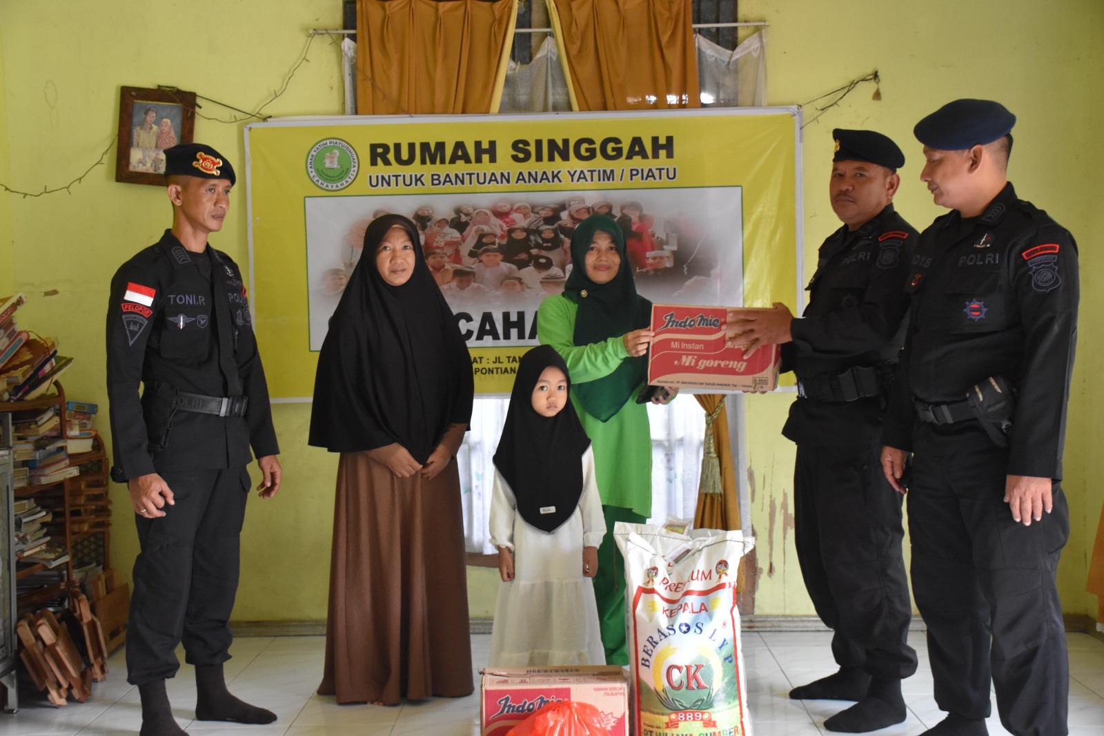 Laksanakan Jumat Berkah, Satbrimob Berbagi Kebahagiaan kepada Warga yang Membutuhkan