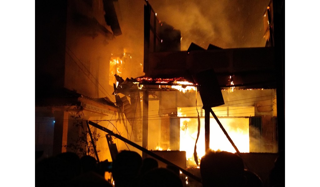 kebakaran-di-pasar-merdeka-putussibau-senin-2812019.jpg