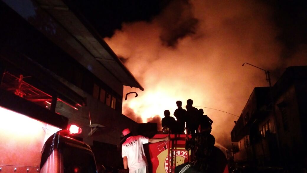 kebakaran-jalan-adi-sucipto_20171117_190625.jpg