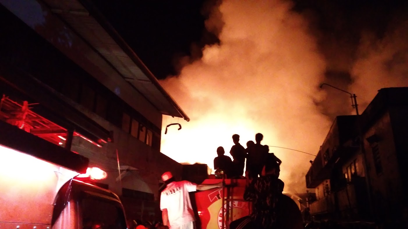 kebakaran-jalan-adi-sucipto_20171117_233711.jpg