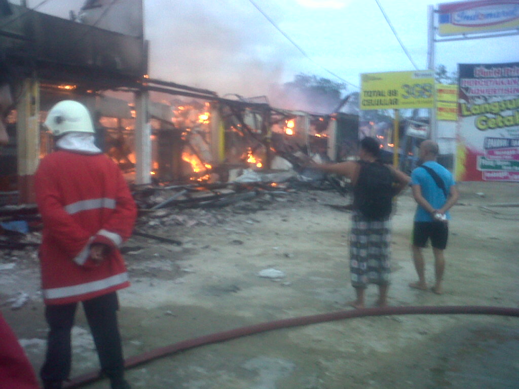 kebakaran-sintang-1_20151104_095123.jpg