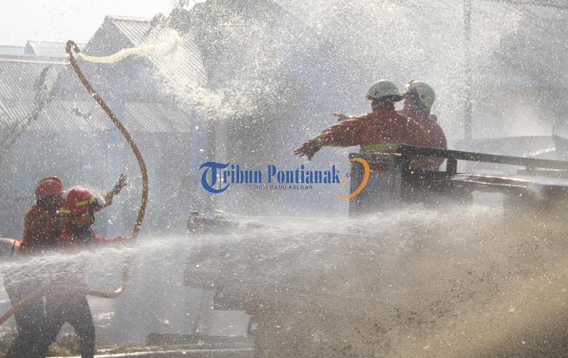 kebakaran-toko-bangunan_20170108_235020.jpg<pf>kebakaran-toko-bangunan_20170108_235047.jpg<pf>kebakaran-toko-bangunan_20170108_235035.jpg<pf>kebakaran-toko-bangunan_20170108_235050.jpg<pf>kebakaran-toko-bangunan_20170108_235152.jpg