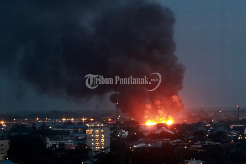 Kobaran Api di Gudang Jalan Adisucipto Tampak dari Kejauhan, Ini Foto-fotonya - kebakaran_20171117_210946.jpg