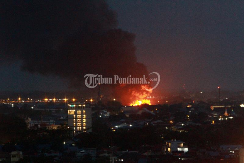 Kobaran Api di Gudang Jalan Adisucipto Tampak dari Kejauhan, Ini Foto-fotonya - kebakaran_20171117_211026.jpg
