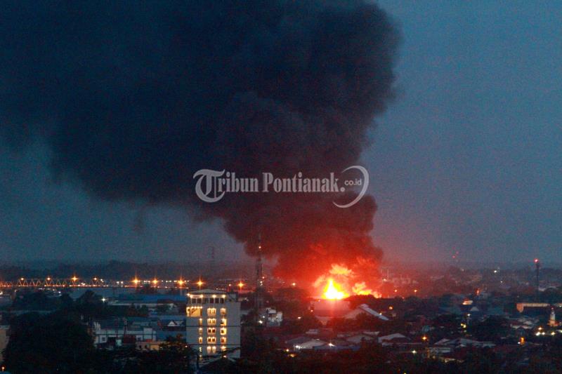 Kobaran Api di Gudang Jalan Adisucipto Tampak dari Kejauhan, Ini Foto-fotonya - kebakaran_20171117_211052.jpg