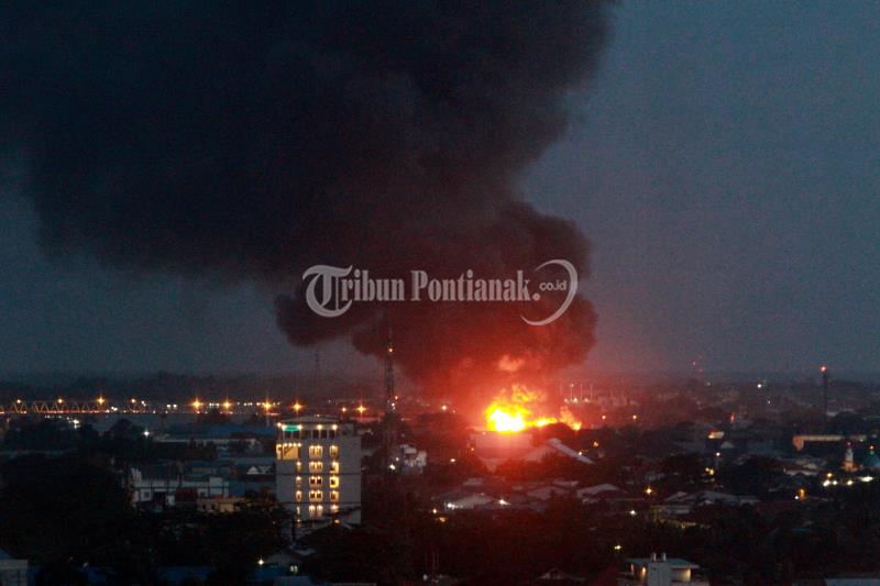 Kobaran Api di Gudang Jalan Adisucipto Tampak dari Kejauhan, Ini Foto-fotonya - kebakaran_20171117_211059.jpg