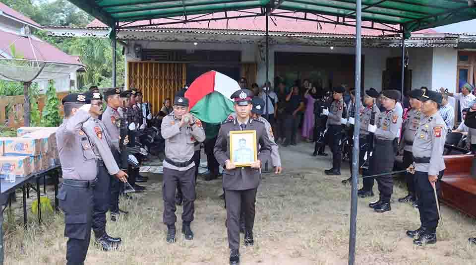 Polres Melawi Berikan Penghormatan Terakhir kepada Aiptu Muhammad Tabrani Lumban Tobing - Tribunpontianak.co.id