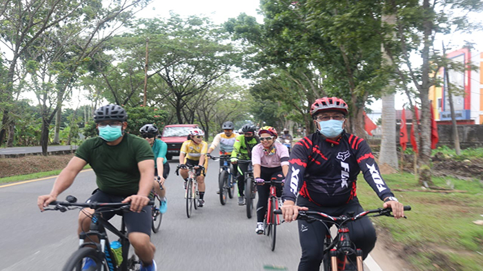 kegiatan-bersepeda-pagi-sekda-kalbar-rute-dari-halaman-kantor12.jpg