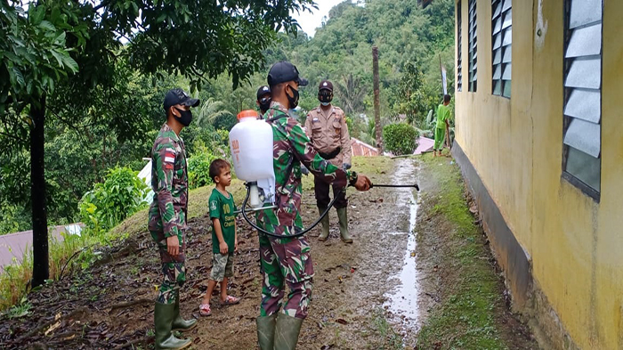 kegiatan-penyemprotan-disinfektan-di-gereja-gpibi-elkisia-siding-bengkayang.jpg