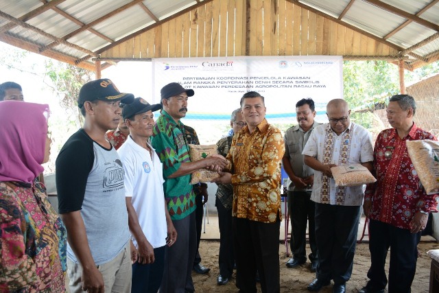 kegiatan-penyerahan-benih-demplot-kawasan-perdesaan-agropolitan-rasau-jaya.jpg