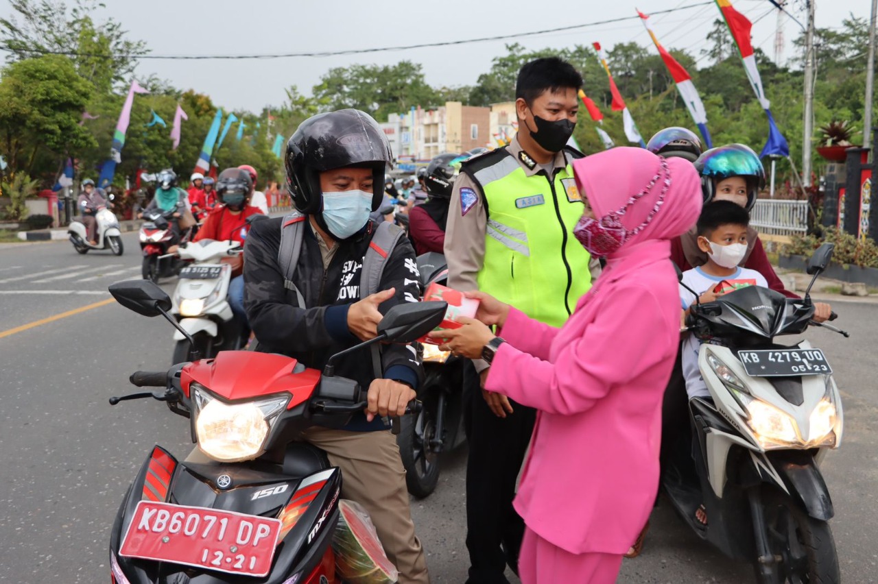 Bhayangkari Cabang Sanggau bersama Anggota Polres Sanggau Bagikan Takjil Gratis kepada Pengendara