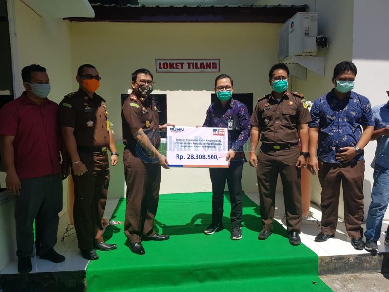 BRI Cabang Mempawah Beri Bantuan Perbaikan dan Pengadaan Loket Pelayanan Tilang di Kejari Mempawah