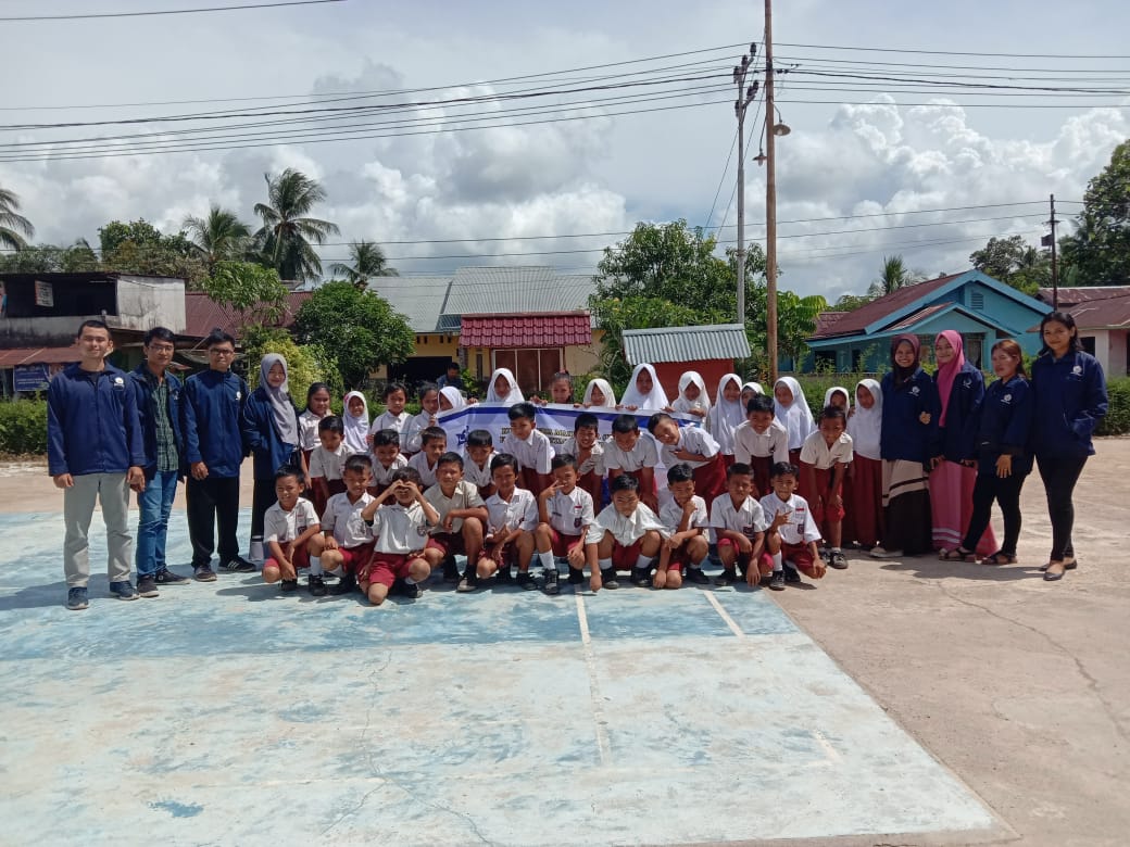 kelompok-20-kuliah-kerja-mahasiswa-kkm-fisip-untan-bersama-siswa-sdn-02-desa-antibar.jpg