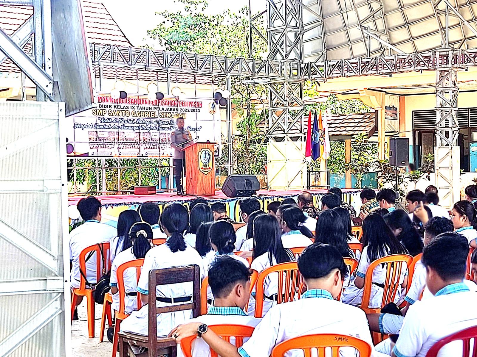 Bhabinkamtibmas Polsek Sekadau Hilir Larang Siswa Konvoi di Jalan Rayakan Kelulusan
