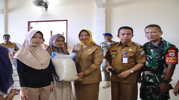 Pemkab Mempawah Serahkan Bantuan Pangan Cadangan Beras di Jongkat