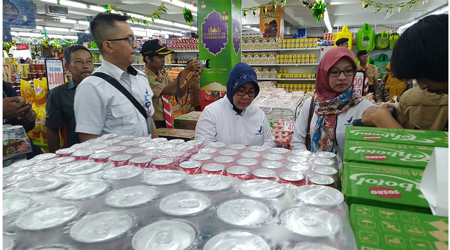 kepala-bpom-kalbar-saat-di-supermarket-mitra-anda.jpg