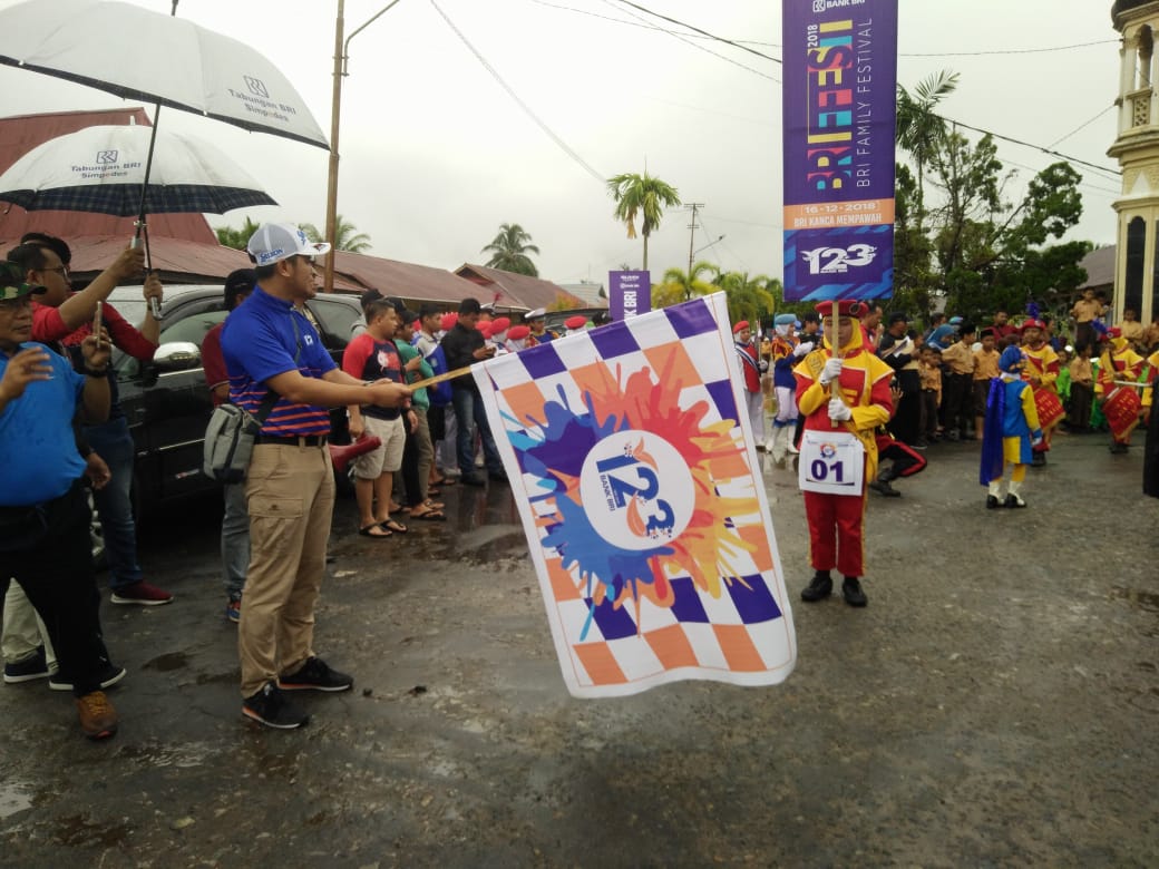 Ratusan Pelajar Mempawah Meriahkan Lomba Drumband di HUT BRI ke 123 Tahun