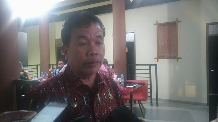 kepala-dinas-perindustrian-perdagangan-koperasi-dan-umkm-kabupaten-sintang-sudirman.jpg