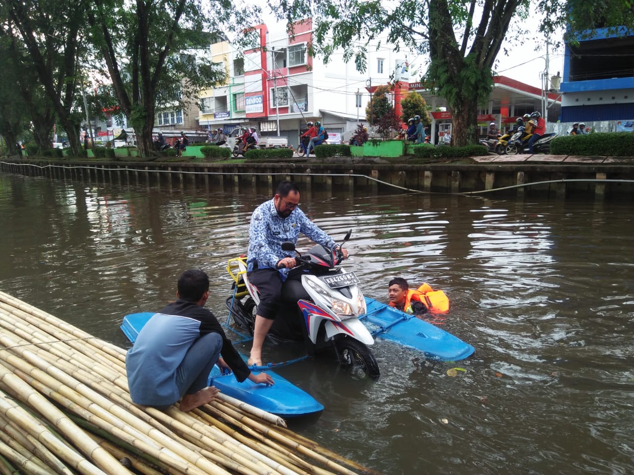 kepala-dinas-perindustrian-pontianak-ridwan-saat-menjajal-motor-amphibi.jpg