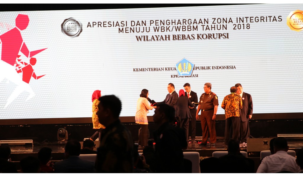 kepala-kppn-kota-singkawang-bekti-utami-saat-menerima-penghargaan.jpg