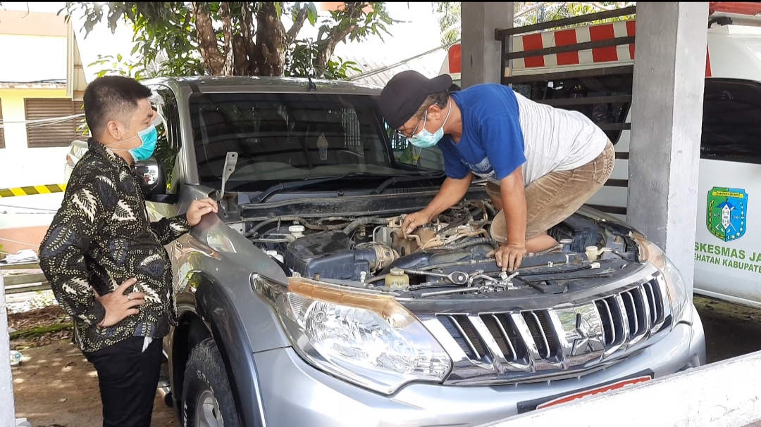kepala-labkesda-kabupaten-sintang-kamarudin-mobil.jpg