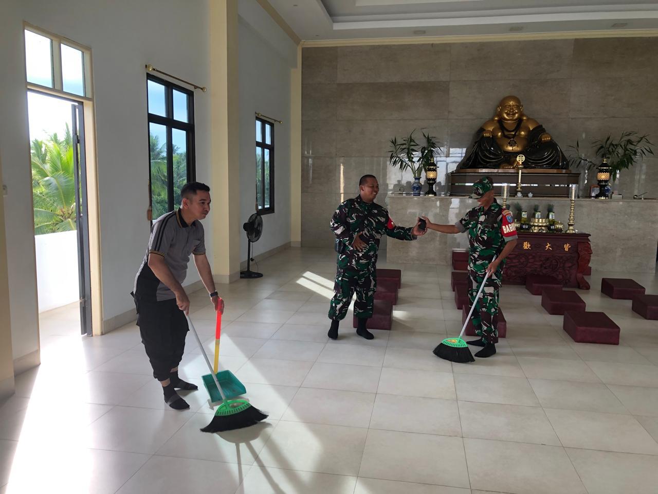 Sambut Hari Bhayangkara ke-78, Polsek Segedong Gelar Bakti Religi Bersih-bersih di Rumah Ibadah