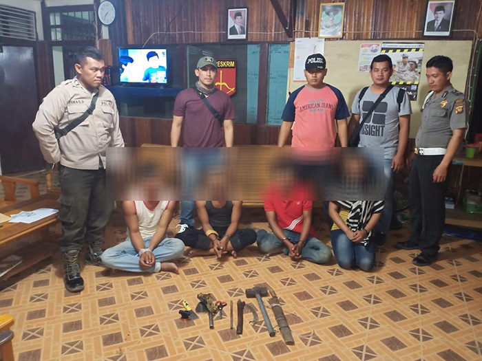 ketiga-pelaku-curat-diamankan-di-polsek-sandai.jpg