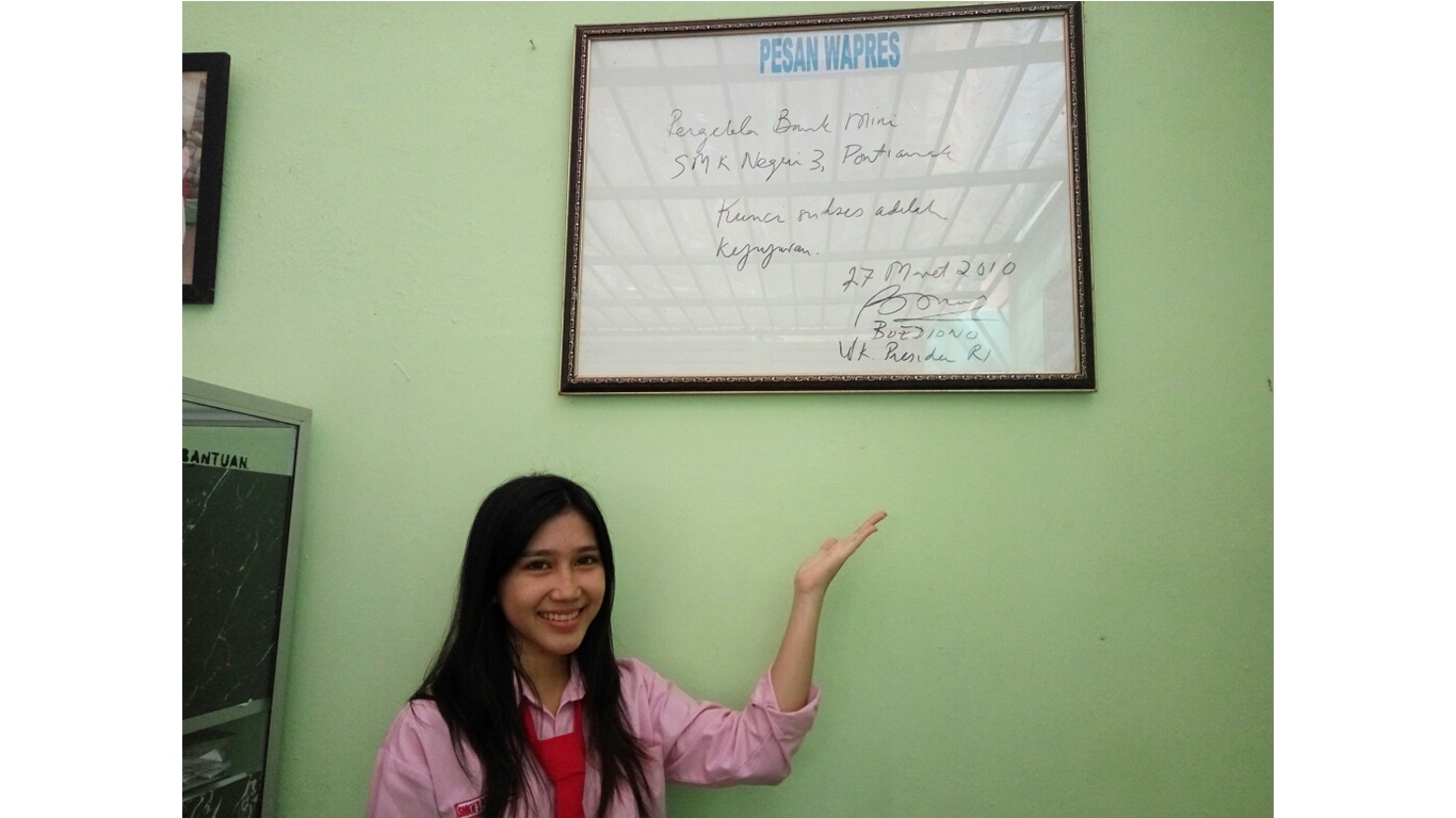 ketua-bank-mini-smkn-3-pontianak-maya-angela-jumat-20042018_20180420_163231.jpg