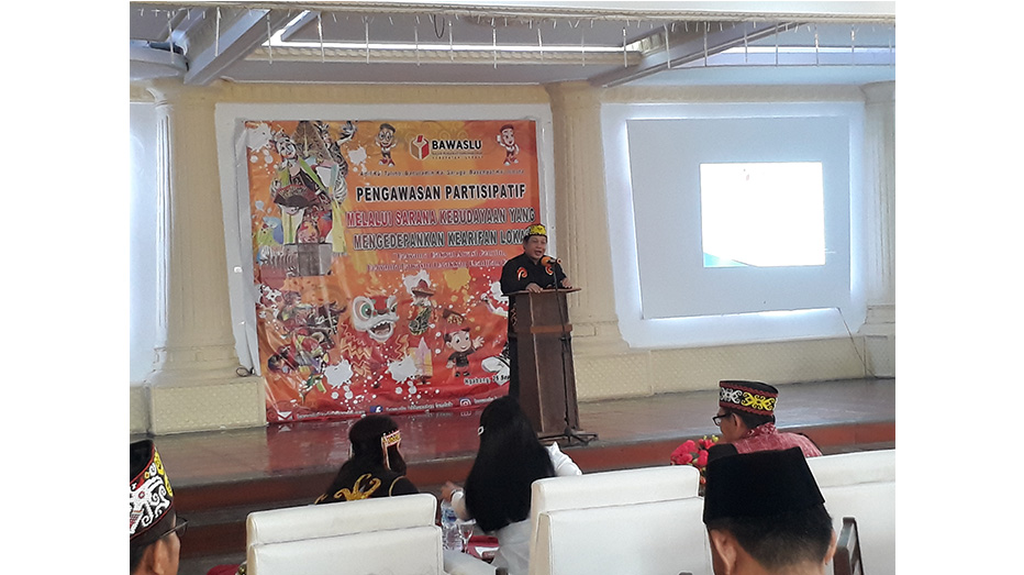 Bawaslu Landak Gelar Kegiatan Pengawasan Partisipatif, Peserta Menggunakan Pakai Adat
