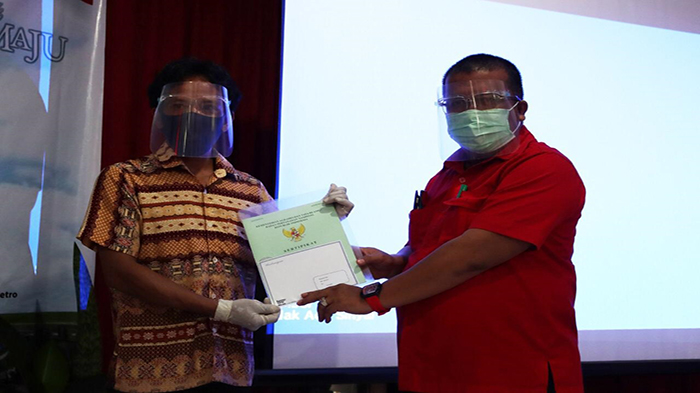 ketua-dprd-landak-serahkan-sertifikat-tanah-90.jpg