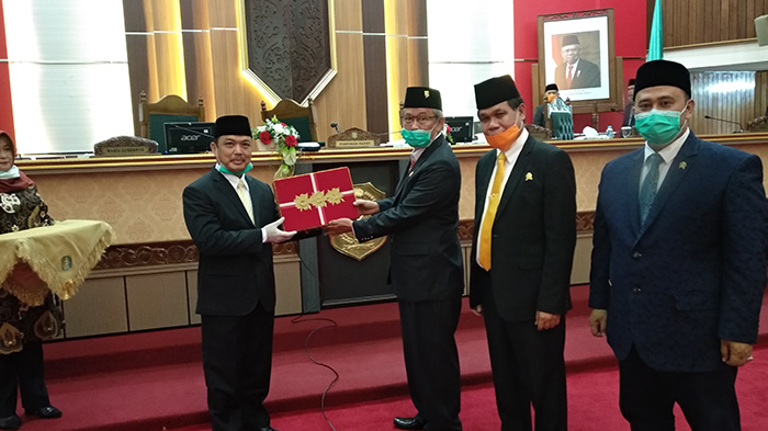ketua-dprd-provinsi-kalbar-m-kebing-l-bersama-wakil-ketua-dprd-lainnya-prabasa-anantatur.jpg