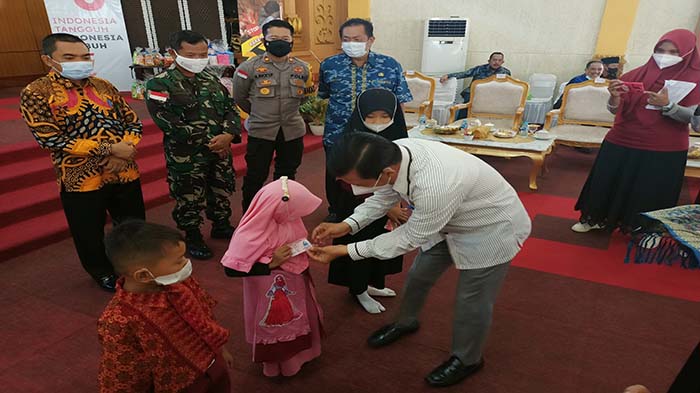ketua-dprd-saat-memberikan-kartu-kia-kepada-anak-anak-sfd.jpg