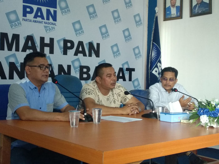 ketua-dpw-pan-kalbar-boyman-harun-saat-menggelar-pers-rilis.jpg