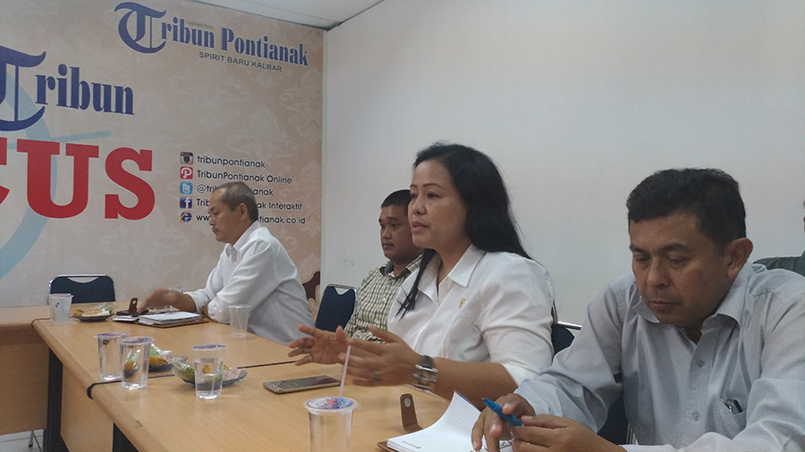 ketua-komisi-informasi-ki-kalbar-tengah-rospita-vici-paulyn_20170426_171443.jpg