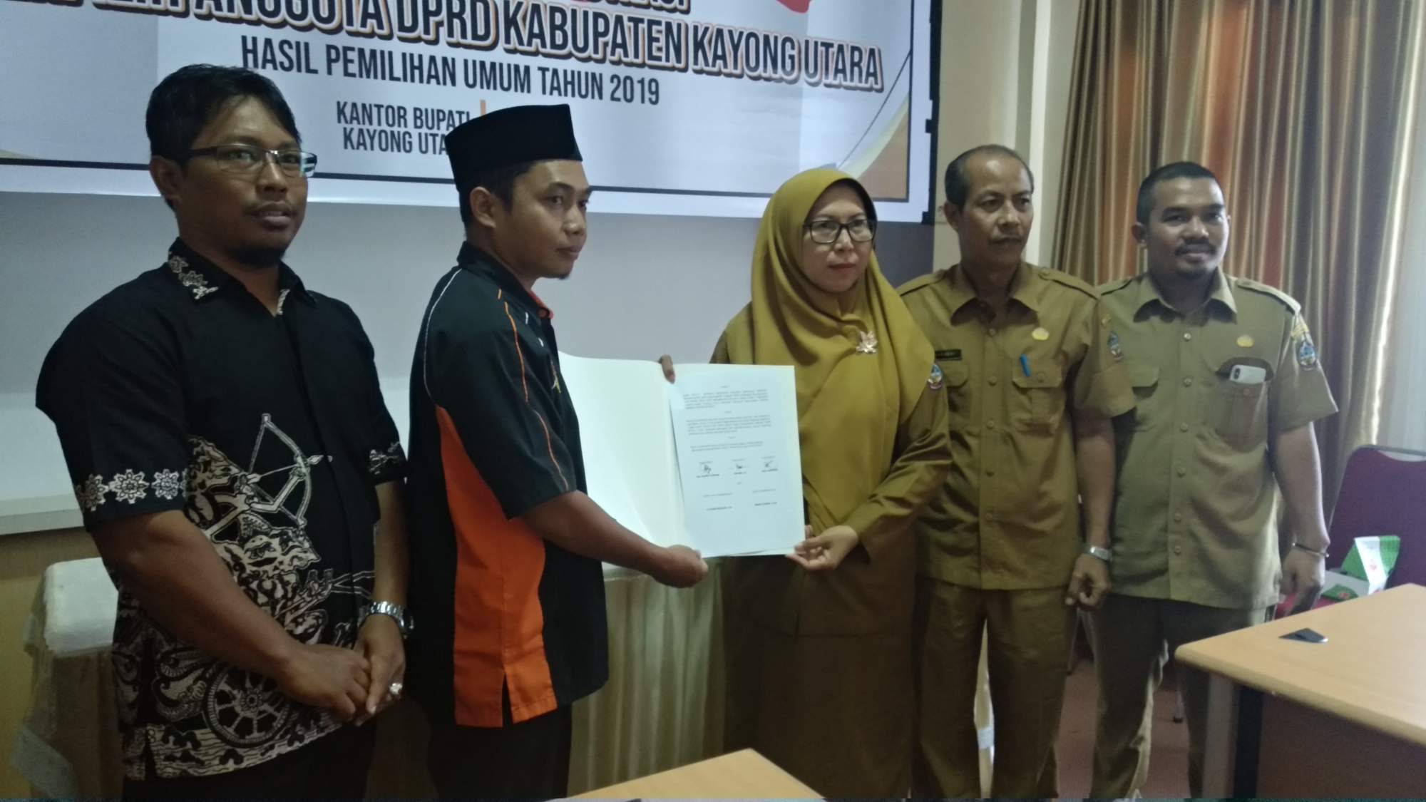 KPU Kayong Utara Serahkan Berkas Usulan Pelantikan DPRD ke Pemerintah Daerah