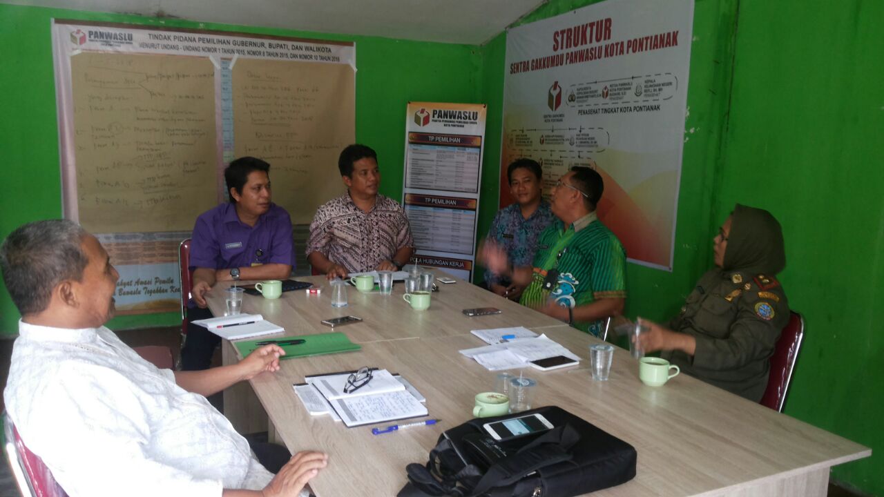 ketua-panwaslu-kota-pontianak-saat-berkoordinasi_20180511_113110.jpg