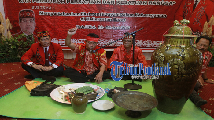 Jakius Sinyor Dikukuhkan Pimpin Dewan Adat Dayak Kalbar - ketua-umum-dad-jakius-sinyor_20170624_124614.jpg