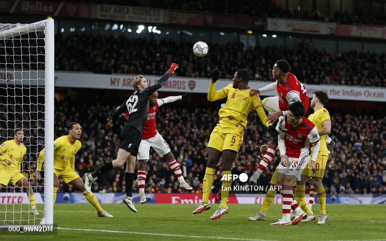kiper-liverpool-caoimhin-kelleher-arsenal-alexandre-lacazette.jpg