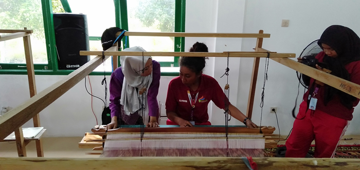 Di Kirab Pemuda 2018, Putri Papua Akui Senang Belajar Buat Tenun Sambas