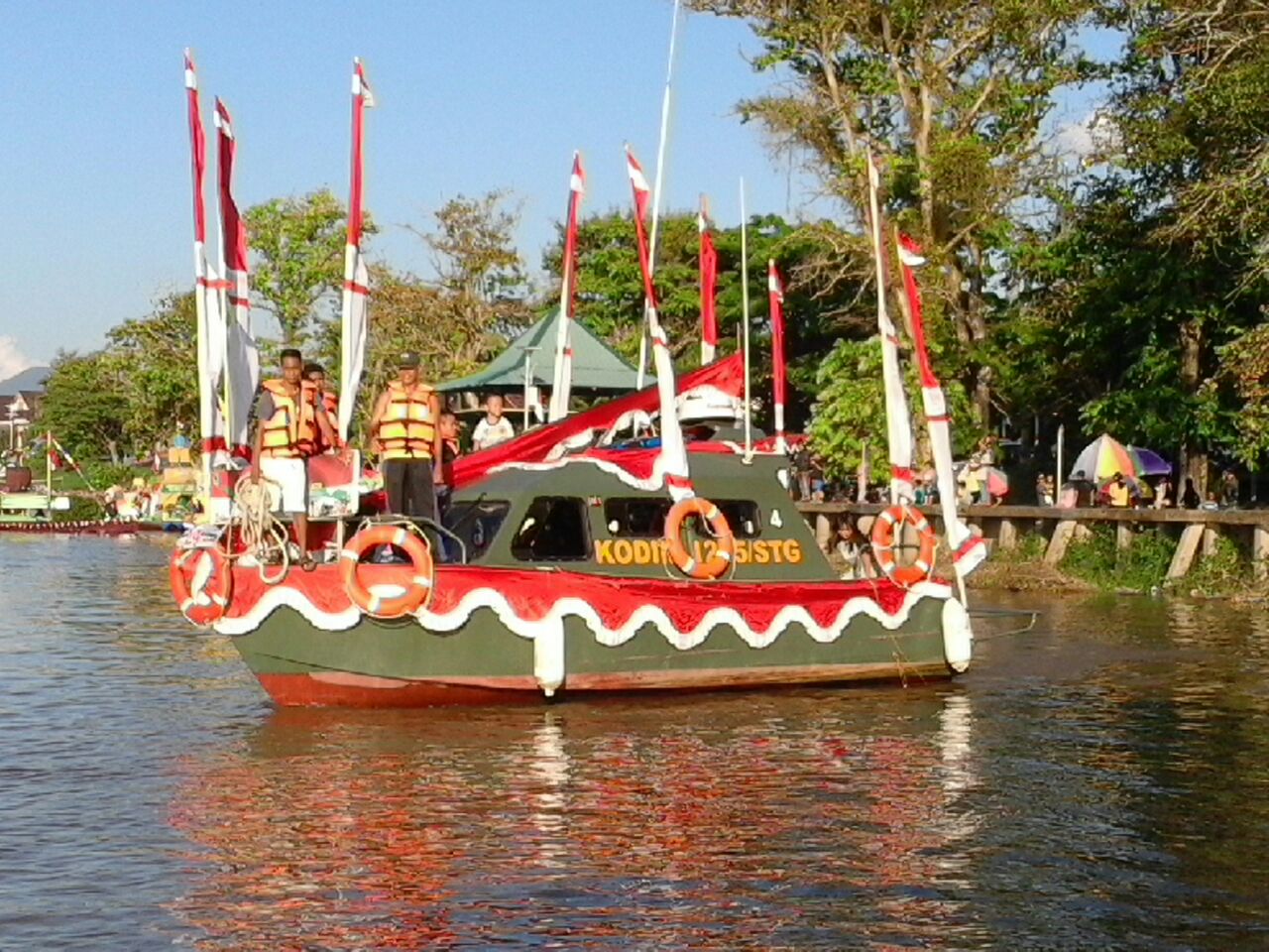 kodim-1205sintang-mengikuti-lomba-sampan-hias-di-sintang.jpg