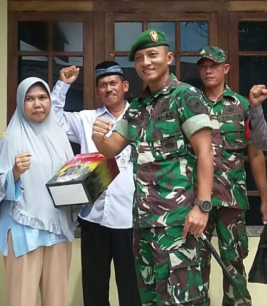 kodim-mempawah-bagi-sembako.jpg