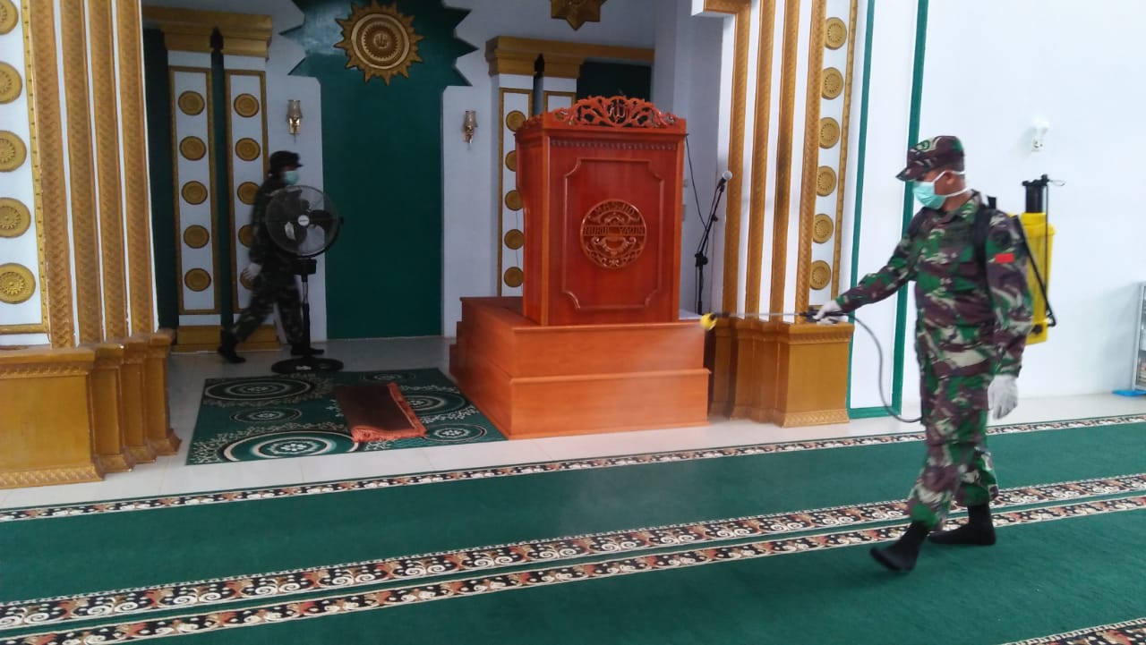 Dandim Sanggau Pimpin Apel Gabungan Sebelum Dimulainya Penyemprotan Cairan Disinfektan