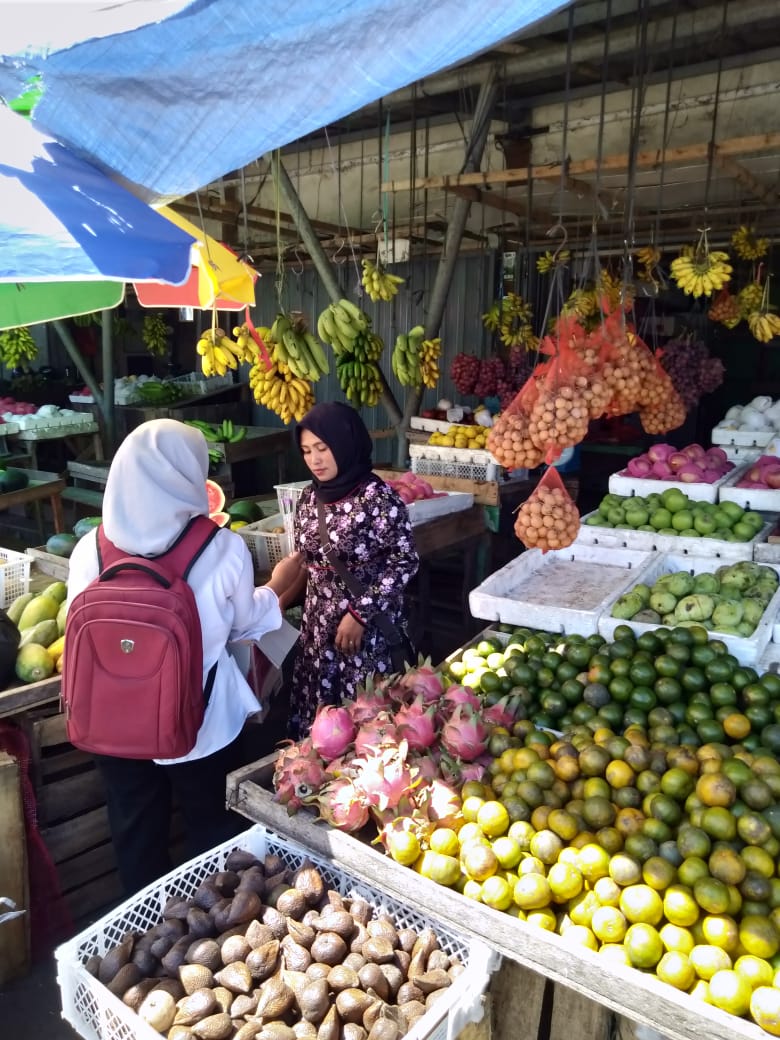 Kohati Mempawah Bagikan 1000 Bunga ke Pasar Tradisional Sebukit Rama Mempawah, Pedagang Suka Cita