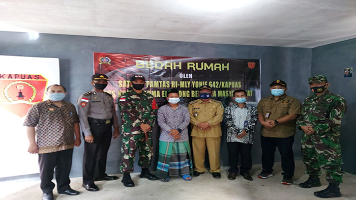 Dansatgas Yonif 642 Kapuas Bedah Rumah Tidak Layak Huni Milik Anak Yatim Piatu di Sanggau
