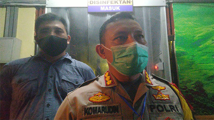 kombespol-komarudin-didampingi-kasat-reskrim.jpg